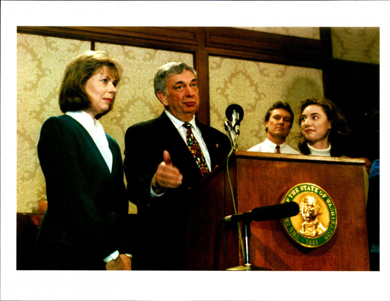 1996 EMBATTLED GOV MIKE LOWRY CITED FAMILY CONSIDE WRITER WIFE SECOND USA TITLE - Vintage Photograph