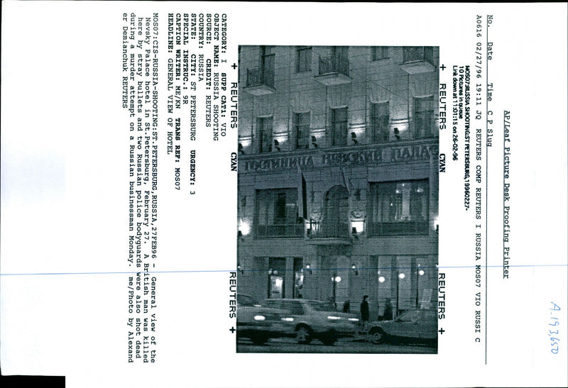 1996 MOS RUSSIA SHOOTING PETSBURG ALEXAND RUSSIAN WRITER PALACE BRITISH - Vintage Photograph