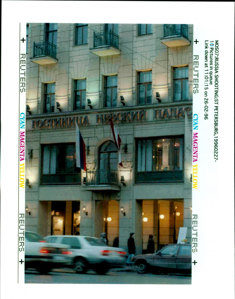 1996 MOS RUSSIA SHOOTING PETSBURG ALEXAND RUSSIAN WRITER PALACE BRITISH - Vintage Photograph