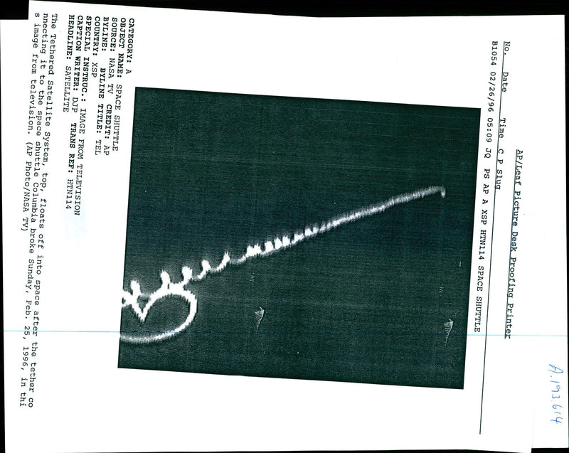 1996 THE TETHERED SATELLITE SYSTEM FLOATS OFF INTO SPACE WRITER IMAGE TELEVISION - Vintage Photograph