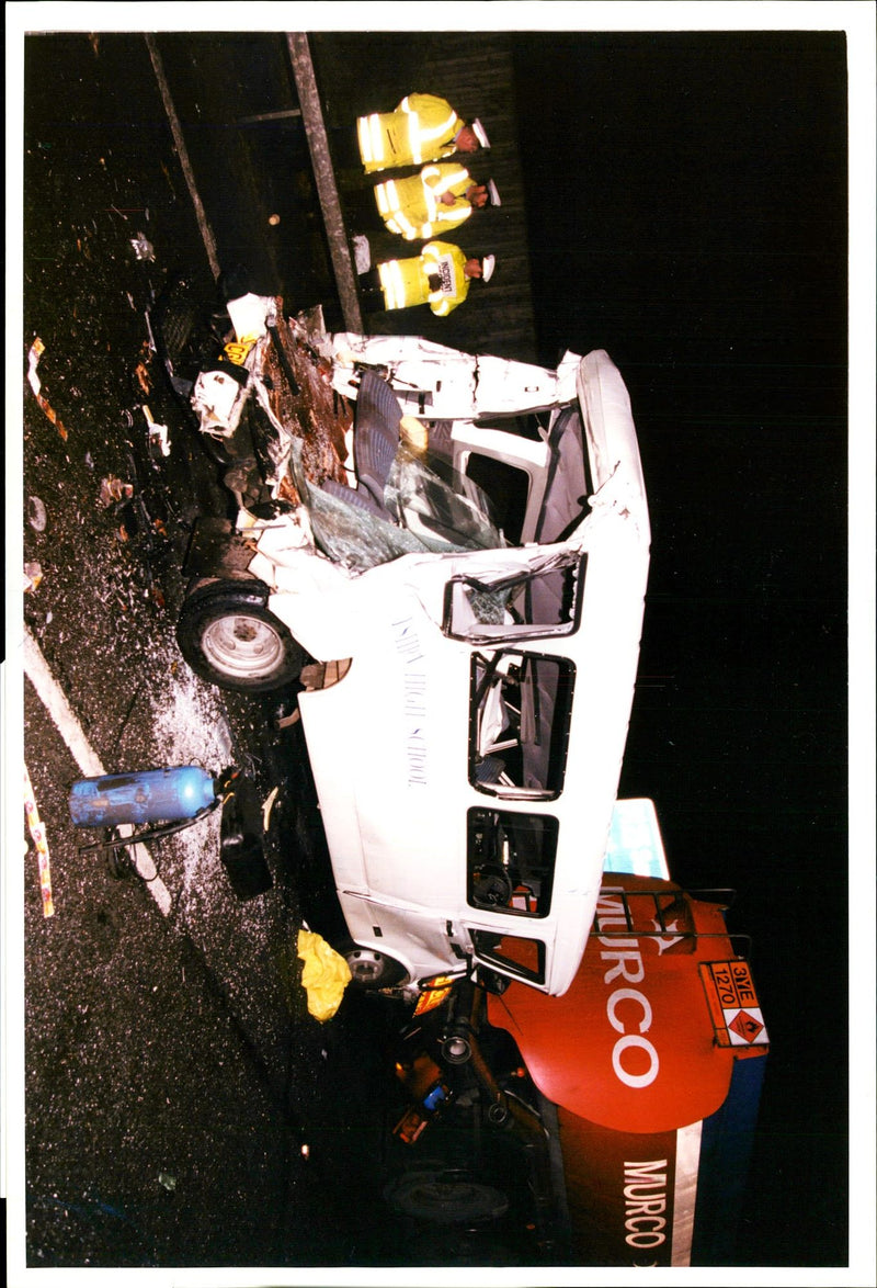 1993 SCHOOL MINIBUS FROM SURREY CROOKES INTO BACK PETROL TANKER YEI BACH - Vintage Photograph