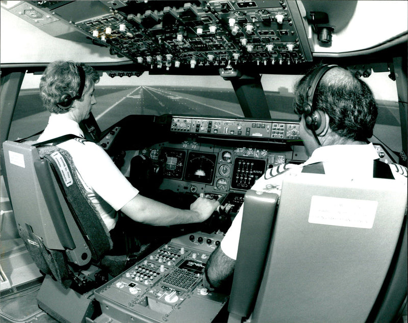 REDIFFUSION SIMULATION LTD FLIGHT DECK BRITISH BUILT AIRCRAFT IMAGE - Vintage Photograph