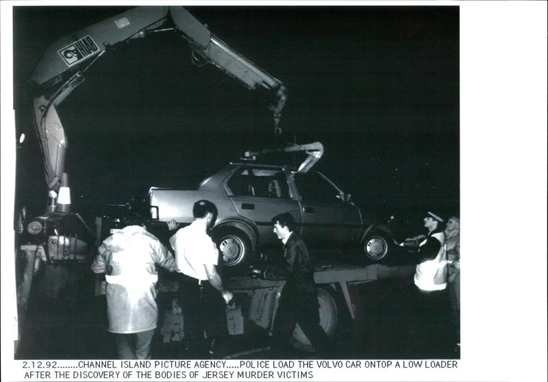 1992 CHANNEL ISLAND PICTURE AGENCY POLICE LOAD THE VOLVO CAR ONTOP LOW LOADER - Vintage Photograph