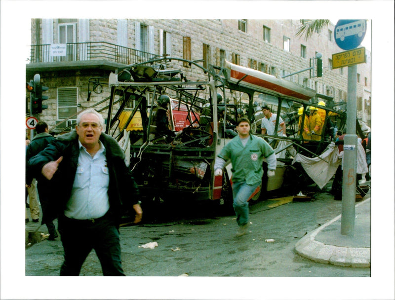 1996 SUICIDE BOMBER EXPLODE BRIAN HENDLER POLICE WRITER OFFICER COUNTRY TITLE - Vintage Photograph