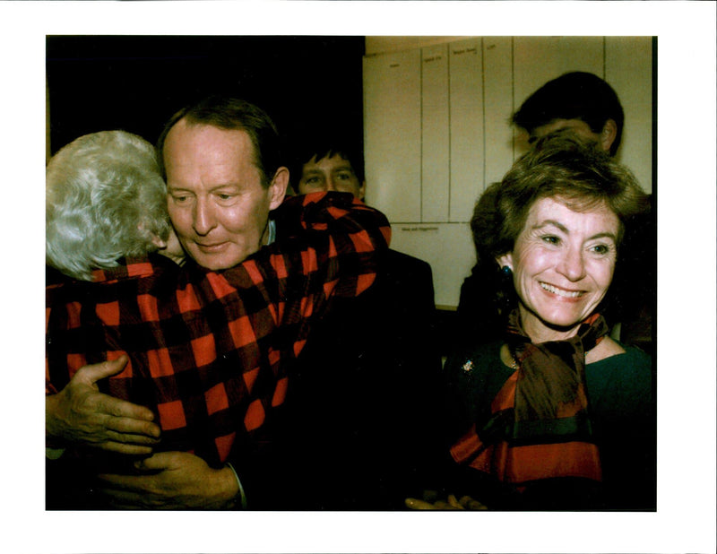 1996 PRESIDENTIAL HOPEFUL BILL SMITH DAVE WEAVER WRITER WIFE USA TITLE IMAGE - Vintage Photograph