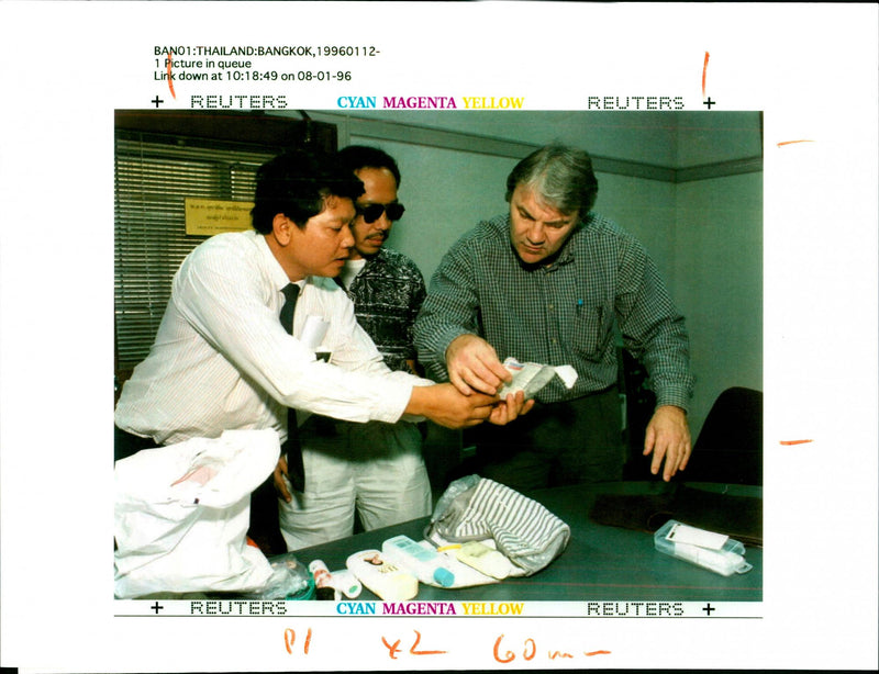 1996 THAI POLICE JANUARY FOUND APICHART WEERAWONG DAUGHTER WRITER COUNTRY - Vintage Photograph