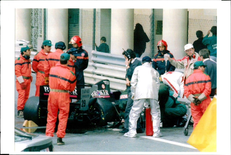 1994 MERCEDES SAUBER HIS WITH CRASHED AFTER WENDLINGE KARL CAR WRITER SECOND - Vintage Photograph