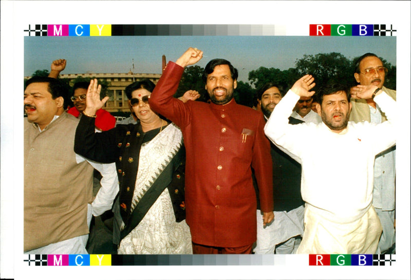 1995 OPPOSITION MEMBERS PARLIAMENT MARCH TONY PRIME WRITER COUNTRY PALACE - Vintage Photograph