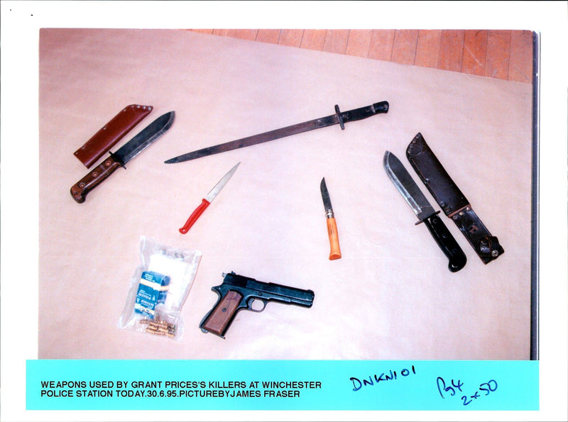 1995 THE GUN AND KNIVES OWNED TWO MURDERERS TONY PRIME POLICE PUBLISHED - Vintage Photograph