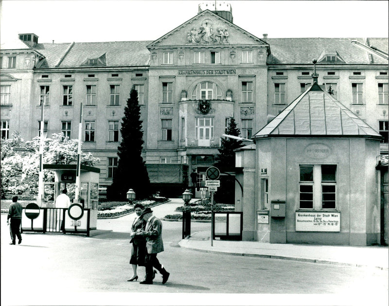1982 FOUR NURSES ARE ACCUSED THE MULTIPLE MURDERS BACH MARIA DEATH PRESS - Vintage Photograph