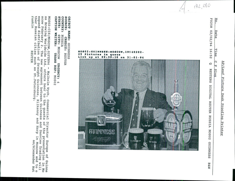 1994 NEW AGREEMENT BETWEEN GUINNESS AND DANVIEW TRA RUSSIAN WRITER COUNTRY RUSSIA - Vintage Photograph