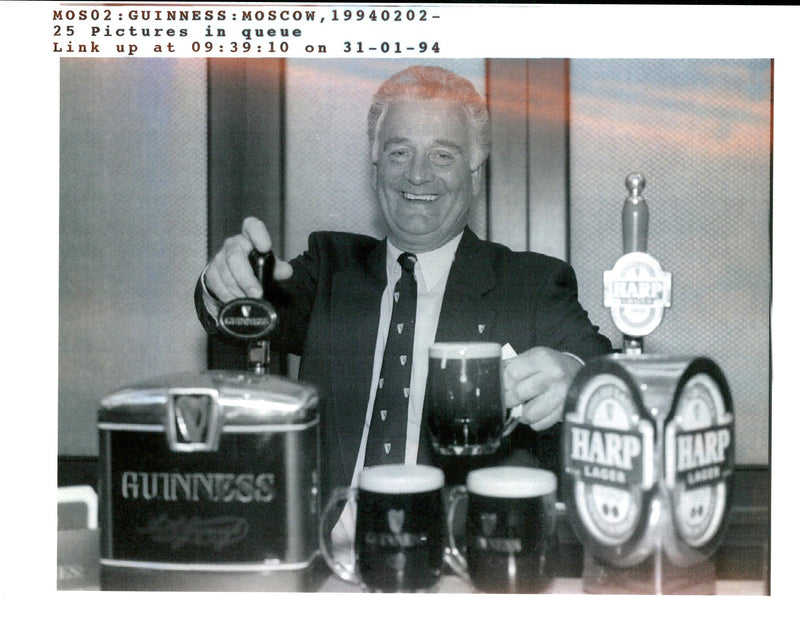 1994 NEW AGREEMENT BETWEEN GUINNESS AND DANVIEW TRA RUSSIAN WRITER COUNTRY RUSSIA - Vintage Photograph