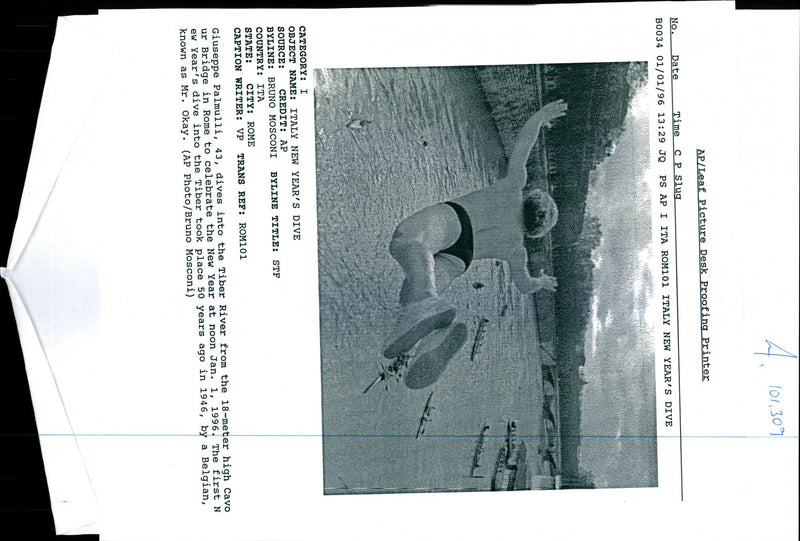 1996 GIUSEPPE PALMULLI DIVES INTO THE BRUNO MOSCONI TITLE WRITER ITALY KNOWN - Vintage Photograph