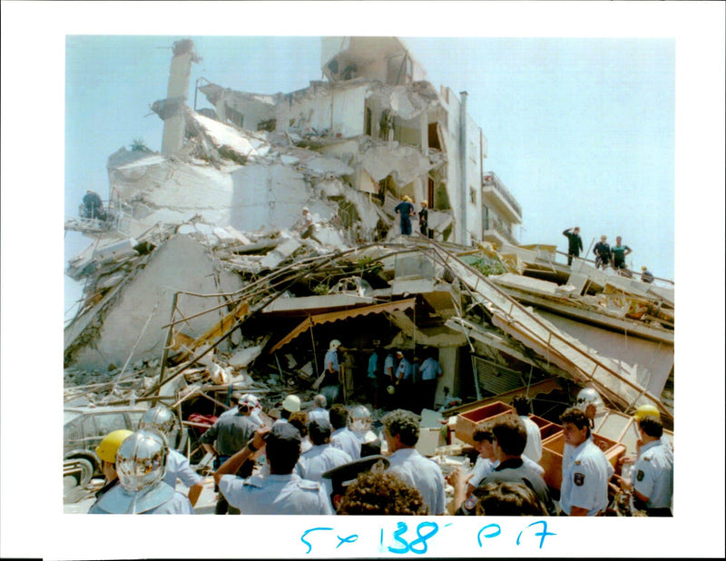 1995 QUAKE WITH PRELIMINARY MAGNITUDE WRITER DIED FRENCH TITLE INCLUDING - Vintage Photograph