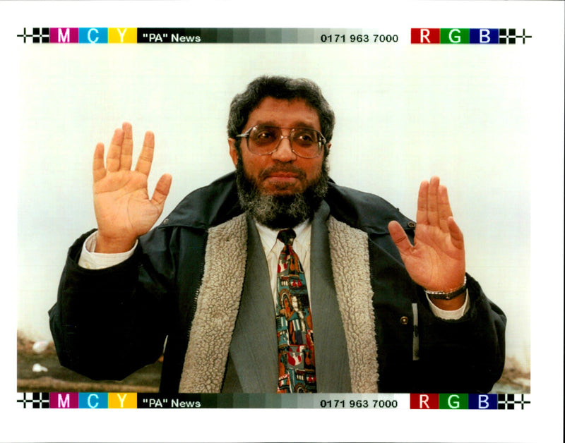 1996 MOHAMMED MASARI THE LEADER TONY HARRIS SAUDI WRITER COUNTRY - Vintage Photograph