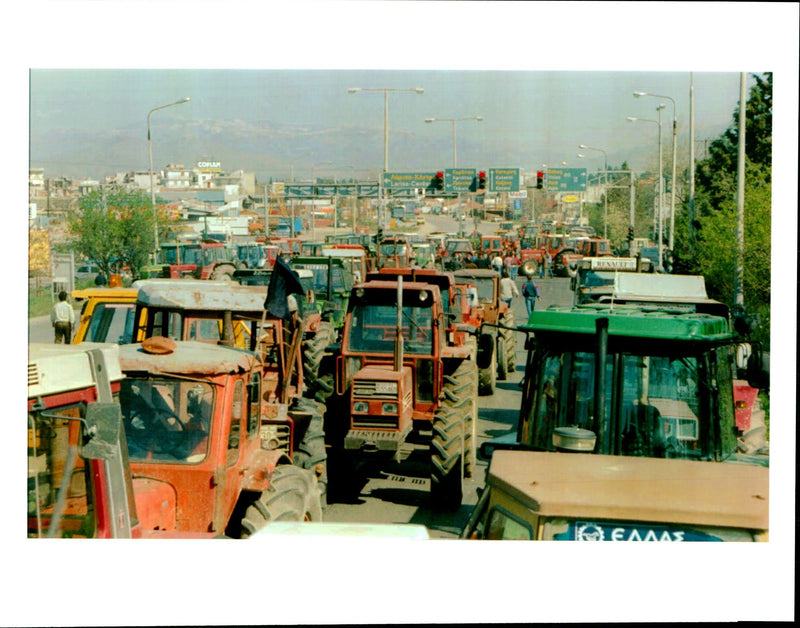 1995 FARMERS GREECE ARE PROTESTIN BACH LARISSA TITLE WRITER SECOND COUNTRY - Vintage Photograph