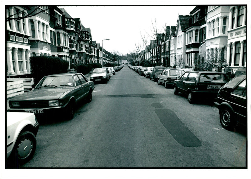 CLAPHAMS LYNETTE AVENUE THE SUBURBS DESIRABLE AND COULD CAUSE DROP - Vintage Photograph