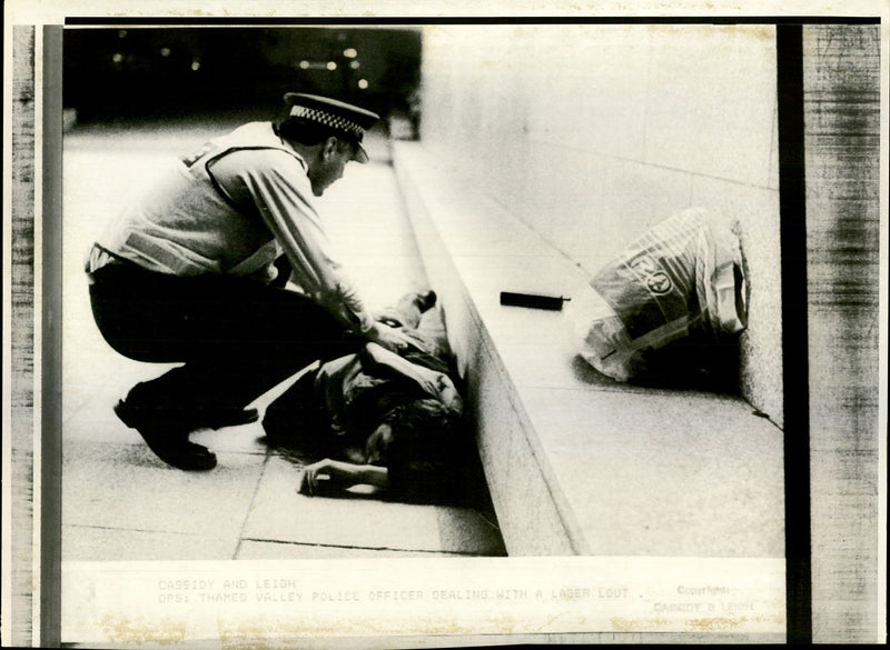 POLICE OFFICER USES GAS TANK SHOOT MAN THE HEAD WAS SHO - Vintage Photograph