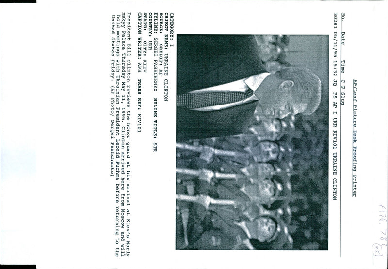 1995 CLINTON ARRIVED HERE FROM MOSCOW AND APH WRITER UNITED PALACE PRESIDENT - Vintage Photograph