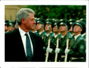 1995 CLINTON ARRIVED HERE FROM MOSCOW AND APH WRITER UNITED PALACE PRESIDENT - Vintage Photograph