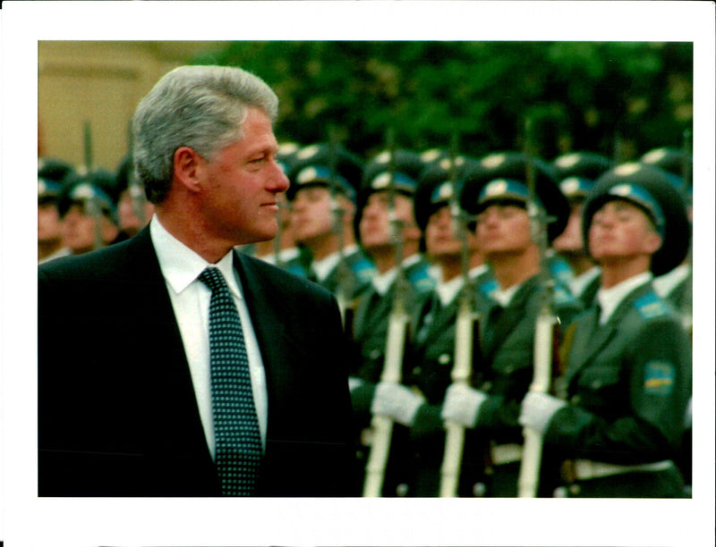 1995 CLINTON ARRIVED HERE FROM MOSCOW AND APH WRITER UNITED PALACE PRESIDENT - Vintage Photograph