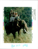 1995 CHELSEA CONTINUE THEIR TOUR SOUTH ASIA TAKING DAUGHTER NEPAL NATIONAL - Vintage Photograph