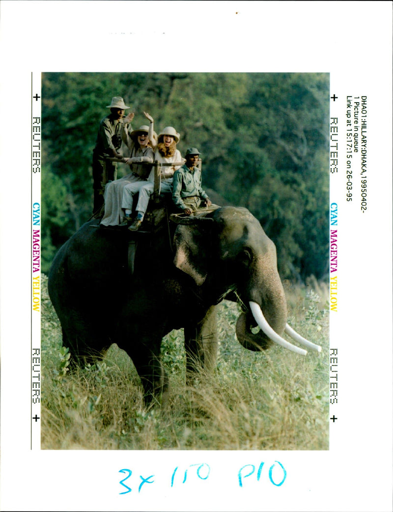 1995 CHELSEA CONTINUE THEIR TOUR SOUTH ASIA TAKING DAUGHTER NEPAL NATIONAL - Vintage Photograph