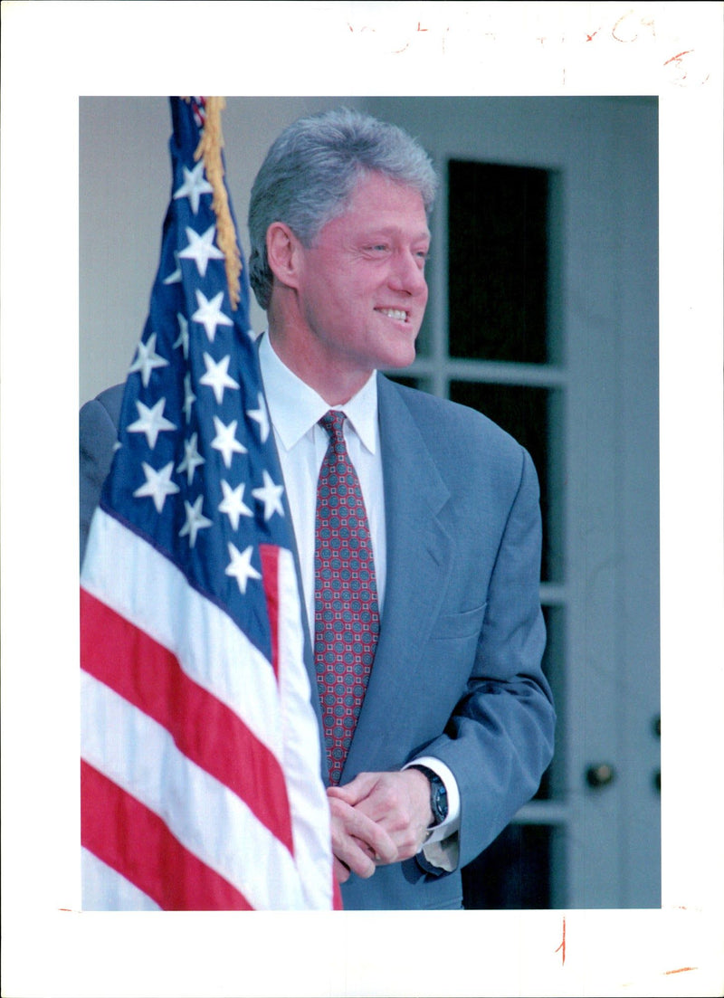 1994 BILL CLINTON THE SENATE VOTED TURN BACH TITLE USA WRITER PRESIDENT - Vintage Photograph