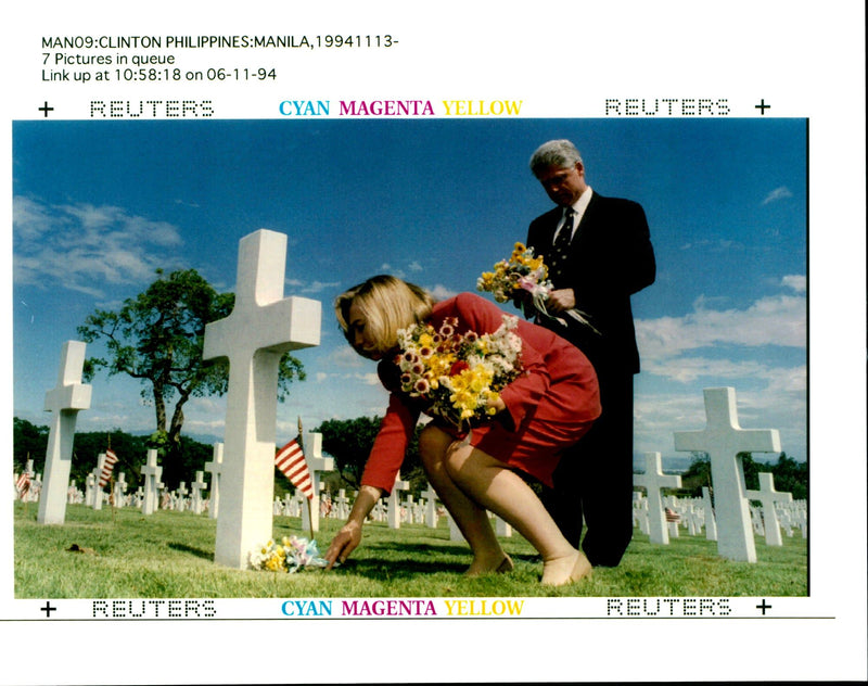 1994 PRESIDENT BILL CLINTON WAS MANOS PHILIPP WRITER AMERICAN VISIT - Vintage Photograph