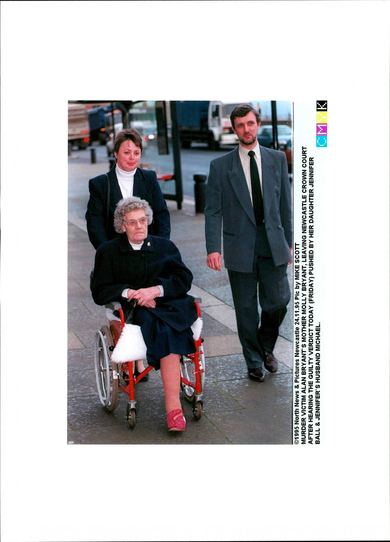 1995 MURDERER ALAN BRYANT WAS FOUN MIKE SCOTT MICHAEL JENNIFER DAUGHTER - Vintage Photograph