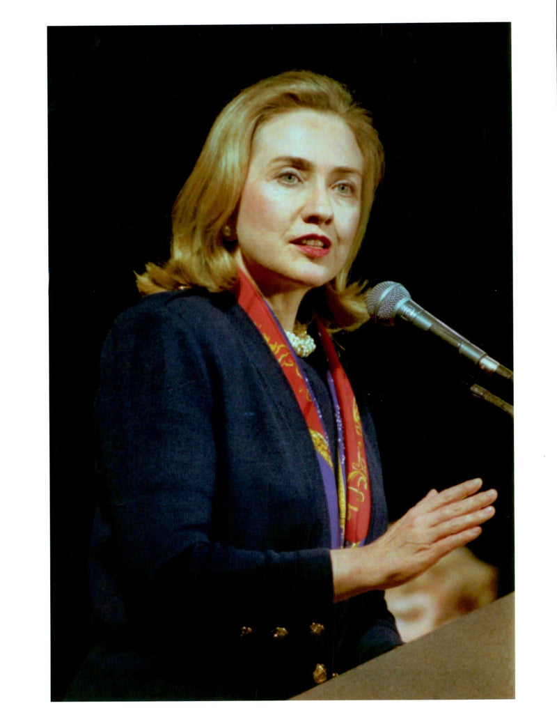 1996 HILLARY CLINTON LEAF PICTURE DES MRS TITLE USA MICHAEL WRITER - Vintage Photograph