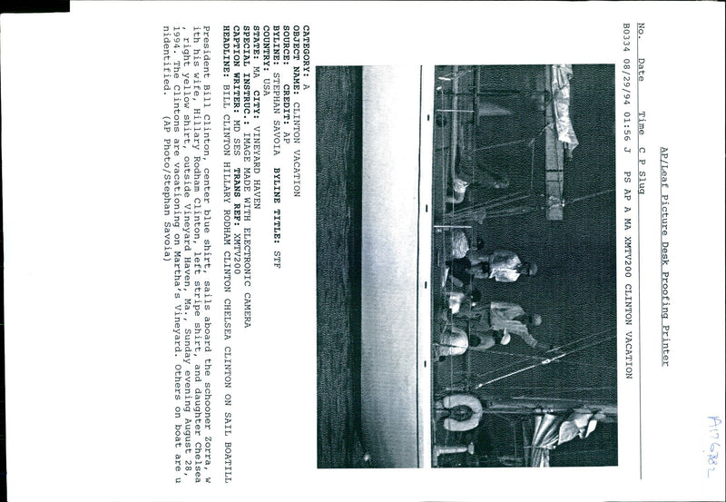 1994 PRESIDENT BIL HILLARY RODHAM CLINTON CHELSEA IMAGE USA WRITER WIFE - Vintage Photograph