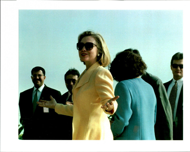 1994 LEAF PIC BURHAN OZBILICI CLINTON HILLARY TITLE WRITER COUNTRY LADY - Vintage Photograph