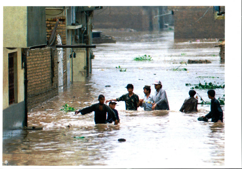 1994 FAR THE MONSOON RAINS HAVE FLOODED JULY RAWALON TITLE WRITER COUNTRY - Vintage Photograph