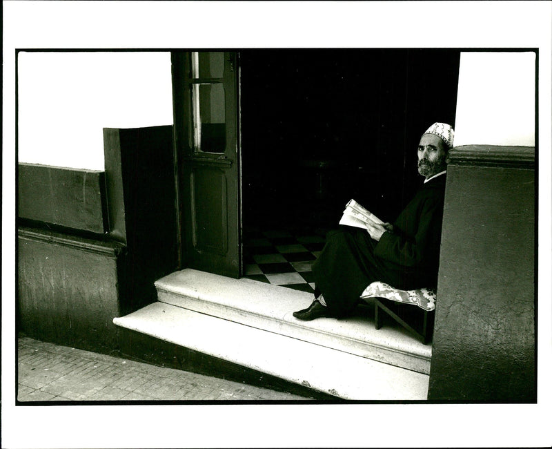 1937 COPYRIGHT SUNDAY TELEGRAP PICTURE JUN HOTEL DOOR JUDAH PASSOW - Vintage Photograph