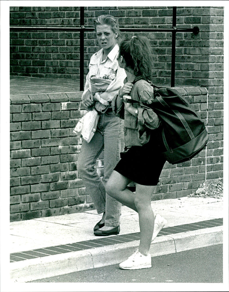 EMILY JANE FOGLE AND LAURA BUNKER WERE BAILED EAC DAUGHTER ACTRESS - Vintage Photograph