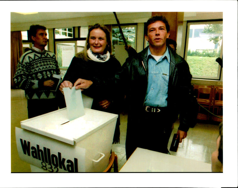 1994 JOERG HAIDER LEADER THE AUSTRIAN FREEDOM PART CLAUDIA TITLE WRITER WIFE - Vintage Photograph