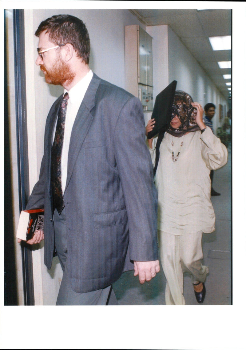 1995 FINBAR FALLON AND HIS MALAYSIAN WIFE ASHRINA ENTER TITLE WRITER SHAH - Vintage Photograph