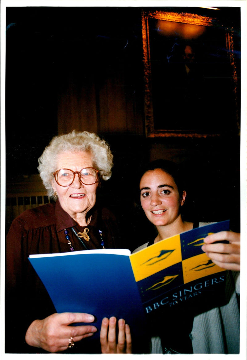 1994 THE BBC SINGERS CELEBRATE THEIR BIRTHDAY ROBINS ANDREWS ERIC MUSIC - Vintage Photograph