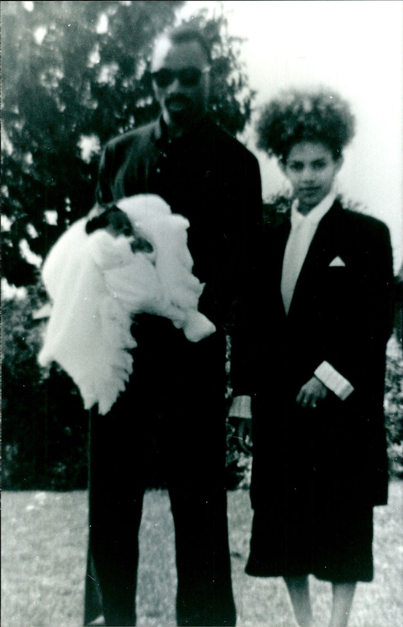 SNIKA GLOVER AND HUSBAND PAUL WITH BABY AMES WENT MISSING CAR PRESS - Vintage Photograph