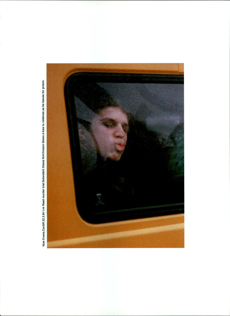 LES ROED MURDER TRIAL SHANE HUTCHINSON BLOWS KISS RELATIVE HUW EVANS - Vintage Photograph