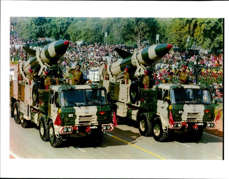 1996 INDIAS NEWEST MISSILES AND TANKS AJIT KUMAR MILITARY WRITER TITLE COUNTRY - Vintage Photograph