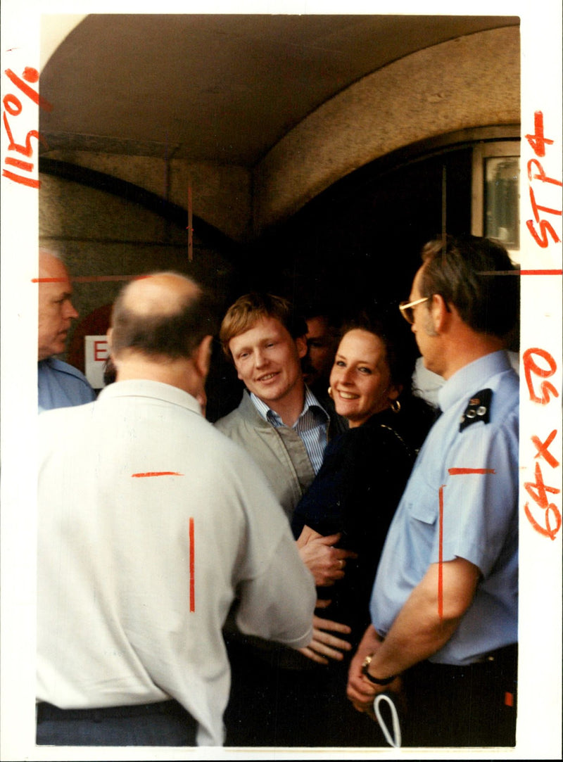 1992 ANTHONY BRINDLE FOUND NOT GUILTY MURDER WALKING PEAT TIANG OLD BAILEY - Vintage Photograph