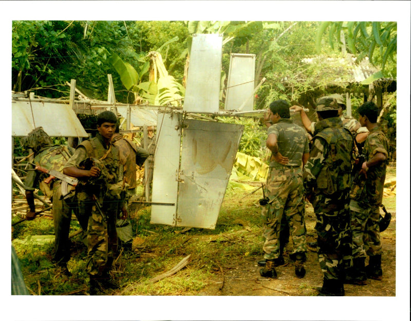 1995 THOUSANDS GOVERNMENT SOLDIERS VED CLOS WRITER COUNTRY BUILT TITLE ARMY - Vintage Photograph