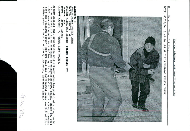 1994 OFFICERS THE UNIT WERE FOLLOWING DRUG DEAL TITLE WRITER POLICE RUSSIA - Vintage Photograph