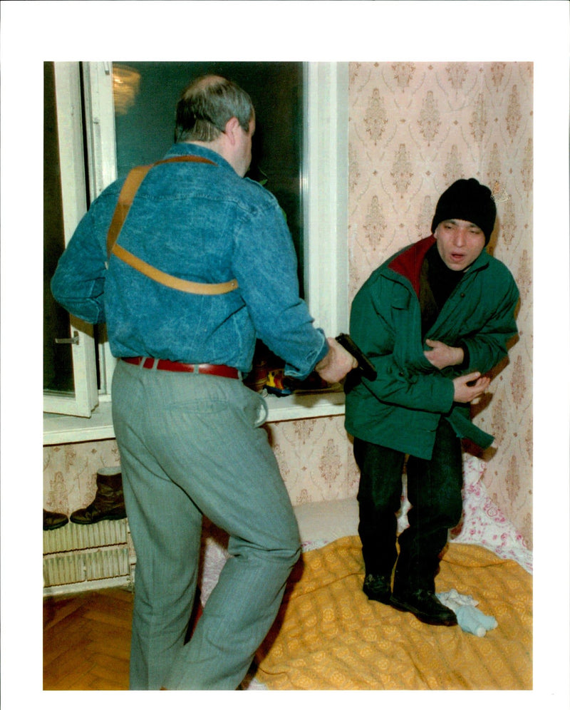 1994 OFFICERS THE UNIT WERE FOLLOWING DRUG DEAL TITLE WRITER POLICE RUSSIA - Vintage Photograph