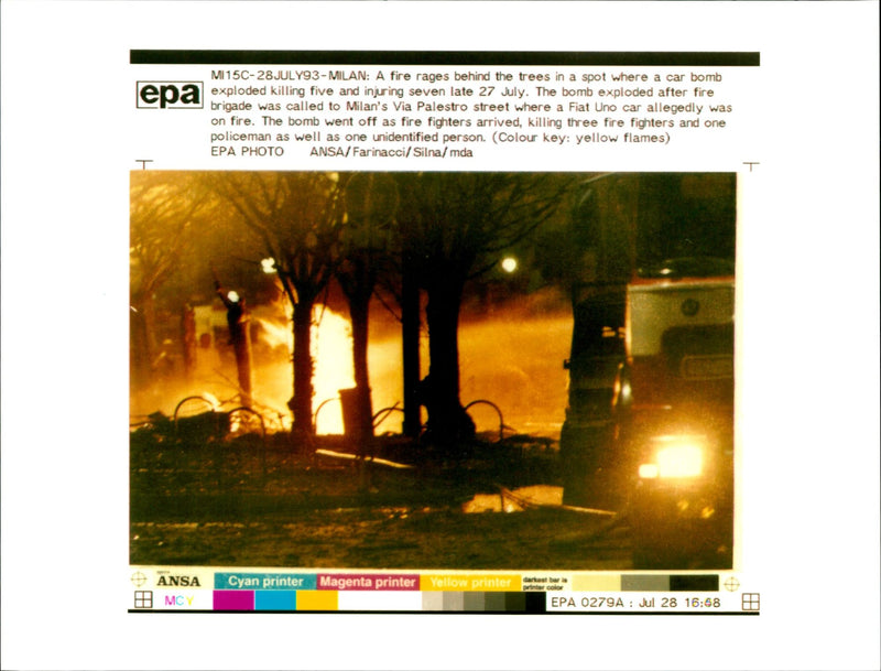 1993 FIAT UNO CAR ALLEGEDLY WAS FIRE MILANS VIA PALESTRO STREE ITALY WELL - Vintage Photograph