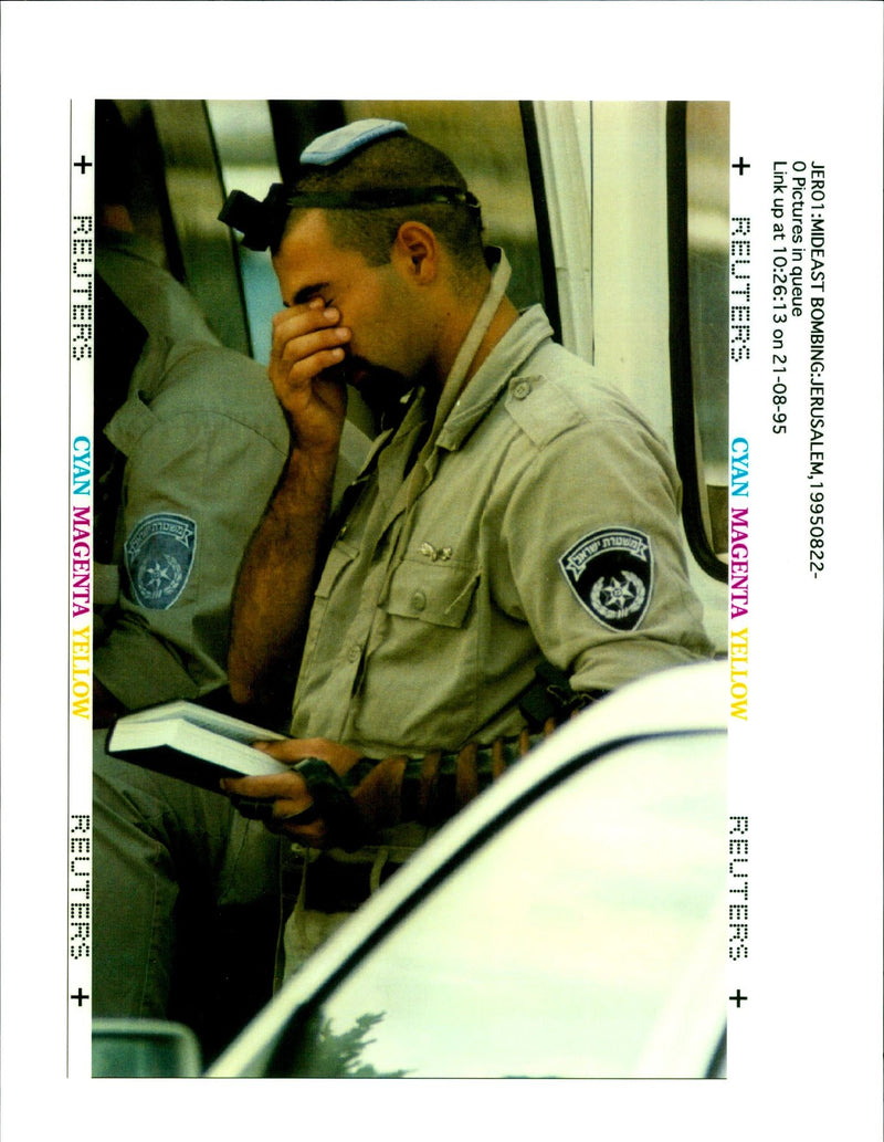 1995 JERO MIDEAST BOMBING JERUSALEM MATI STEIN POLICE AMERICAN CAR WRITER - Vintage Photograph