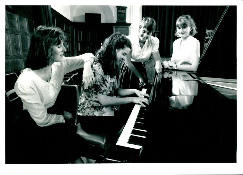 1977 LCOH ZEME EDWARD SYKES MELISSA SIMONS VICKI SARAH BLAKE KING MUSIC - Vintage Photograph