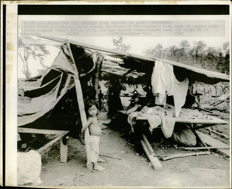 1987 JUN NUEVA GULT NICARADTA STANDS FRONT HIS FEELS HOME AND LABO BLACK - Vintage Photograph